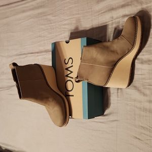 NWOT Tom's Wedge Ankle Boots